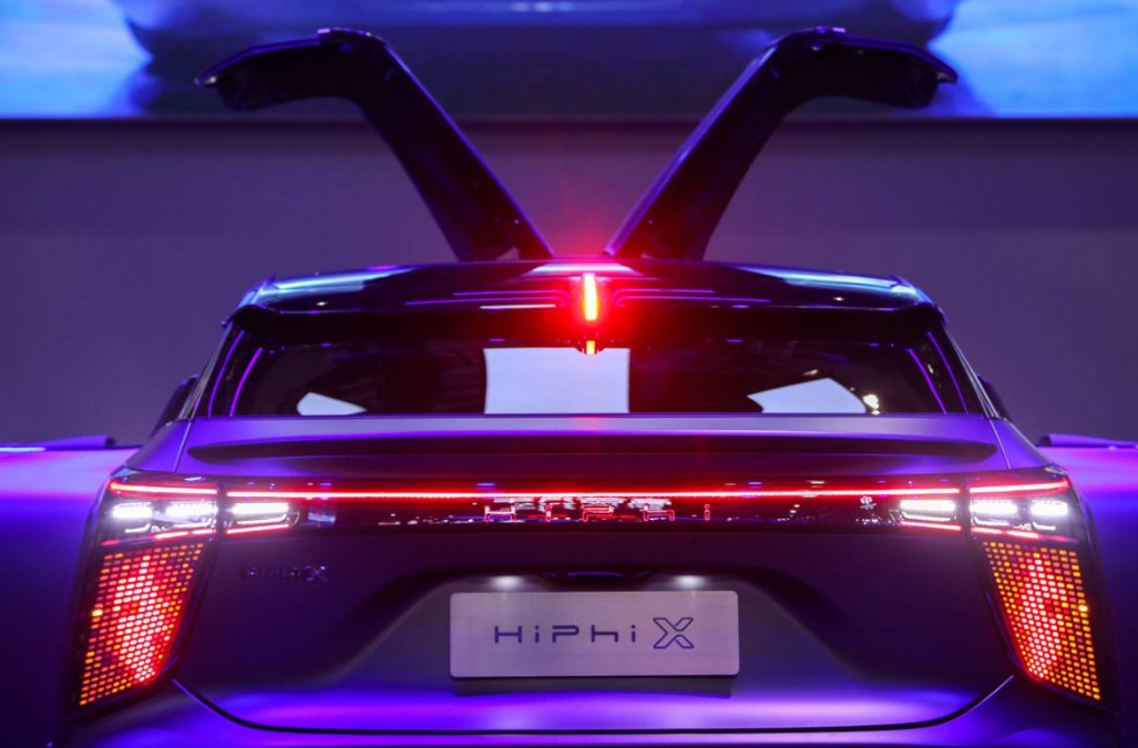 用车灯比心、点赞、各种自定义，高合HiPhi X：哎，就是玩儿