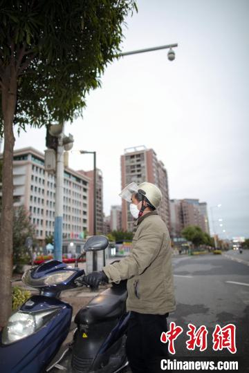 街面上的梧州市民收听广播。　陈选平 摄
