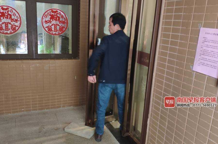 南宁一小区住宅楼大门仅1.1米宽，还搞“回弹双开”！住户进出都要侧身