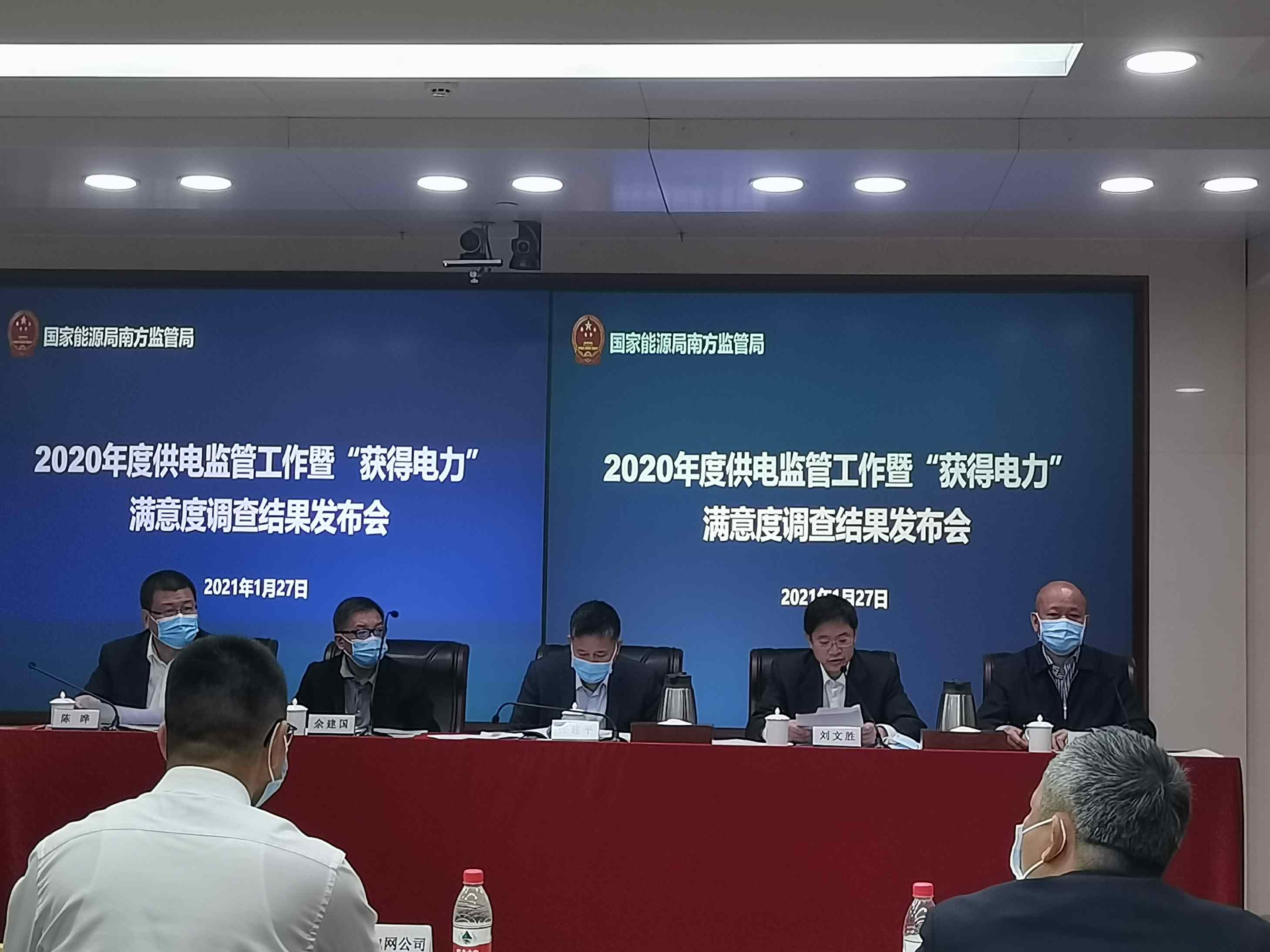 上海办公室有人办公照片_办公室能耗管理_办公照明能耗