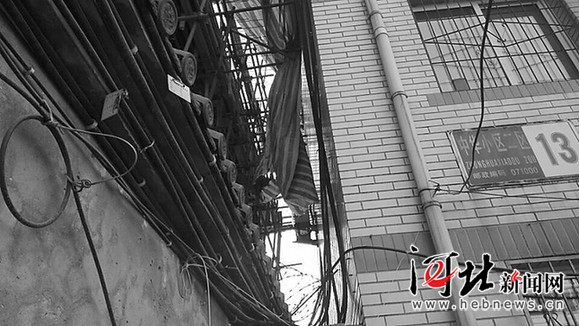保定惊现“楼贴贴”间距仅一米