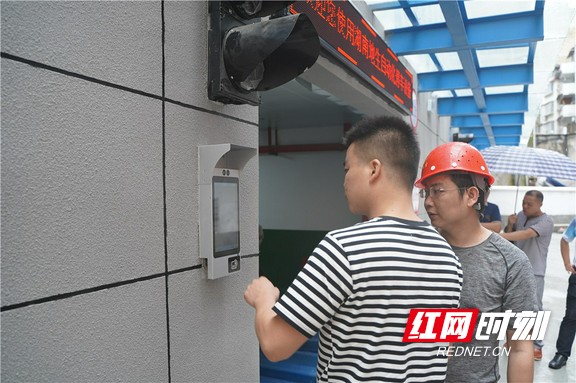 省时省空间缓解停车难 安化首个智能立体停车场建成
