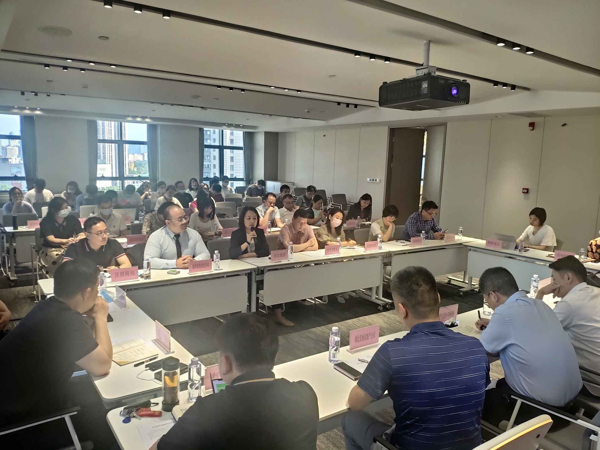 图为：座谈会现场