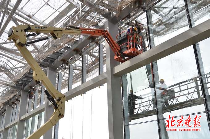 北京新机场航站楼成功封顶封围 主体工程年底基本完工