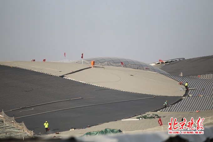 北京新机场航站楼成功封顶封围 主体工程年底基本完工