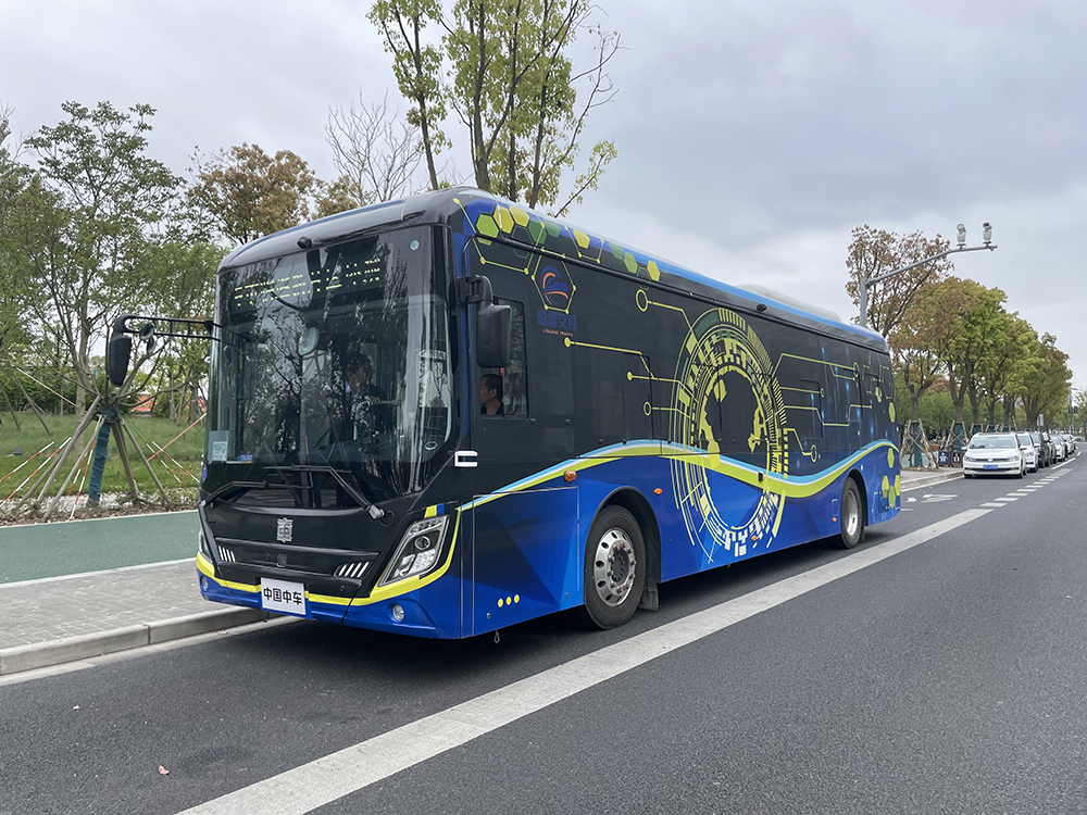上海首条智能网联公交车——滴水湖环湖一路智慧公交。本文图片均为澎湃新闻记者 陈逸欣 图