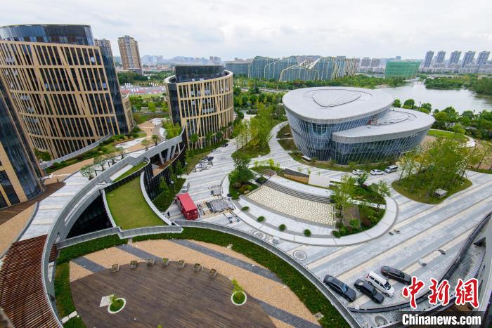 华数数字电视产业园区进行节能改造。　滨江发改局 供图