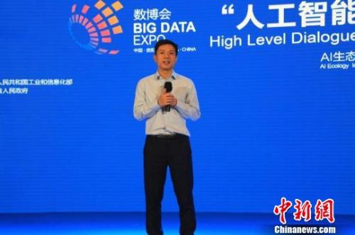 李彦宏在会上分享人工智能。　刘鹏 摄