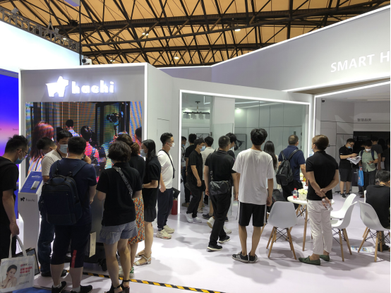 展区各个场景排起长队