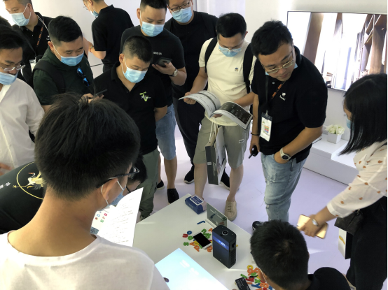 哈奇光屏M1现场人气高涨