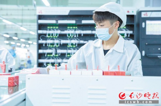 　　去年入驻宁乡经开区的湖南欣音科技，每月下线60万台智能声学产品。长沙晚报全媒体记者 董阳 摄