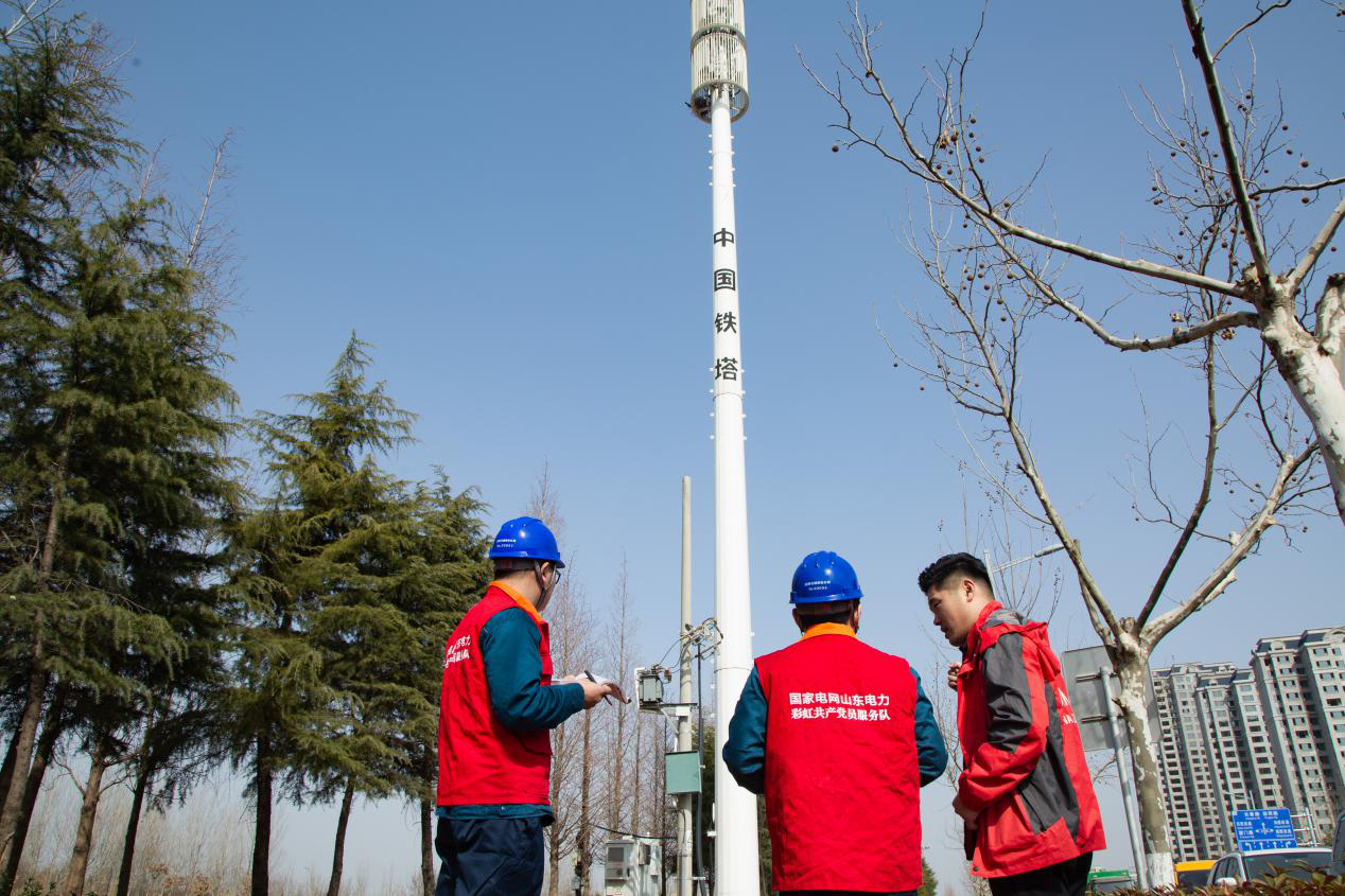 国网日照供电公司运维人员对接5G基站负责人，沟通代运维设备用能情况。（柴庆鹏 摄）