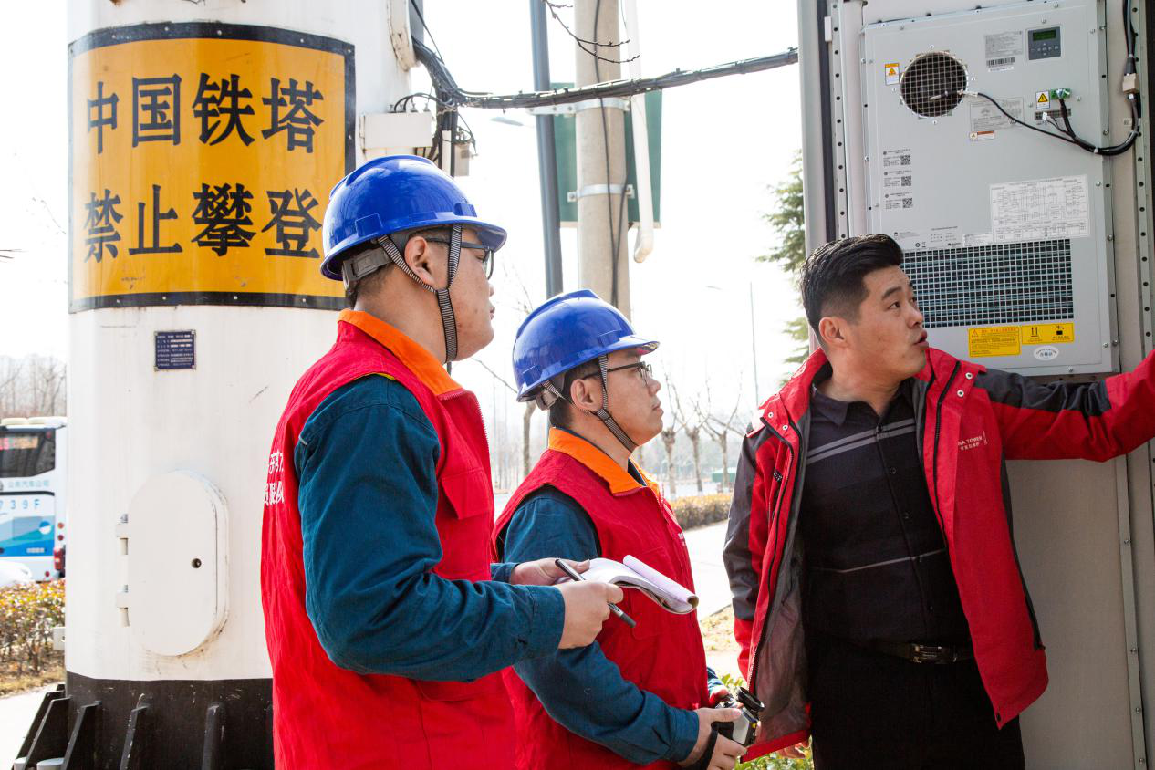 国网日照供电公司运维人员对5G基站供用电设施进行例巡，确保用电安全可靠。（柴庆鹏 摄）
