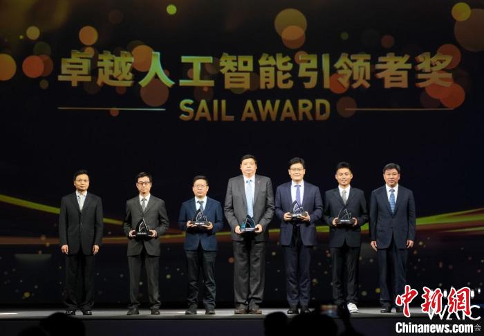 “卓越人工智能引领者”奖颁奖仪式上，中科院自动化所王金桥研究员（左三）领奖。　2022世界人工智能大会 供图