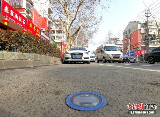 全新安装的高杆摄像传感器和地磁传感器。葛勇 摄