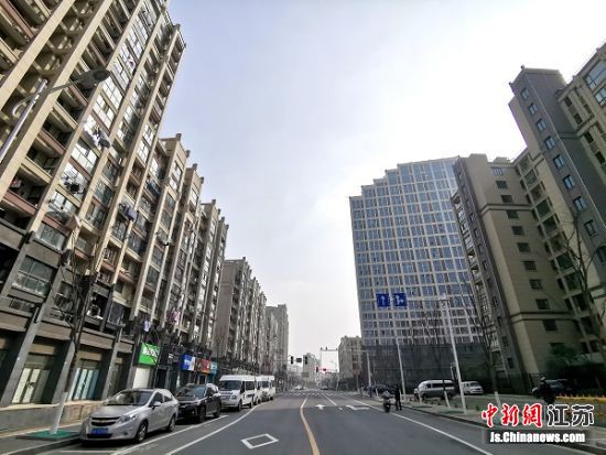 全新安装的高杆摄像传感器和地磁传感器。葛勇 摄