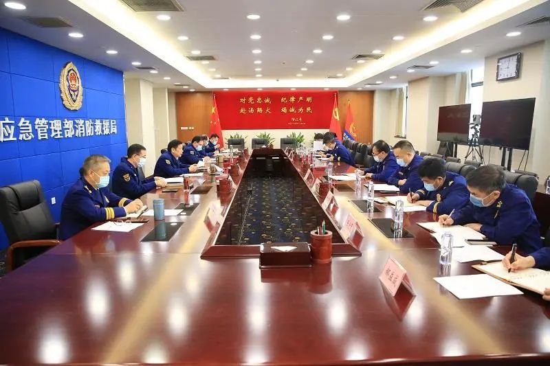 照明灯具_照明灯具的螺口灯头接电时_照明灯具的悬挂高度不应低于